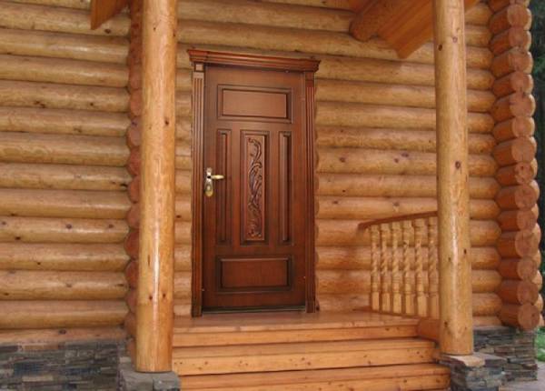 Деревянная дверь в коттедже в Домодедово