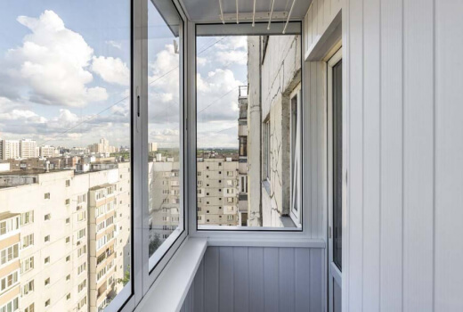 Холодное алюминиевое остекление П-образного балкона в Домодедово
