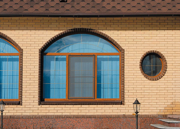 Остекление коттеджа деревянными арочными окнами в Домодедово